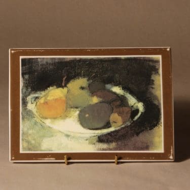 Arabia seinälaatta, Vihreä asetelma, suunnittelija Helene Schjerfbeck, Vihreä asetelma, koevedos