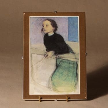 Arabia seinälaatta, Tyttö veräjällä, suunnittelija Helene Schjerfbeck, Tyttö veräjällä