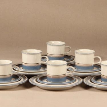 Arabia Uhtua kahvikuppi ja lautaset, 3 osaa, 6 kpl, suunnittelija Inkeri Leivo, 3 osaa, raitakoriste