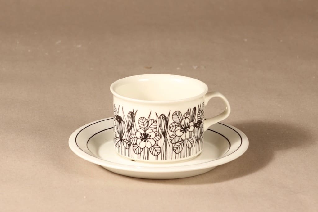 Arabia Krokus teekuppi, mustavalkoinen, suunnittelija Esteri Tomula, serikuva, kukka-aihe
