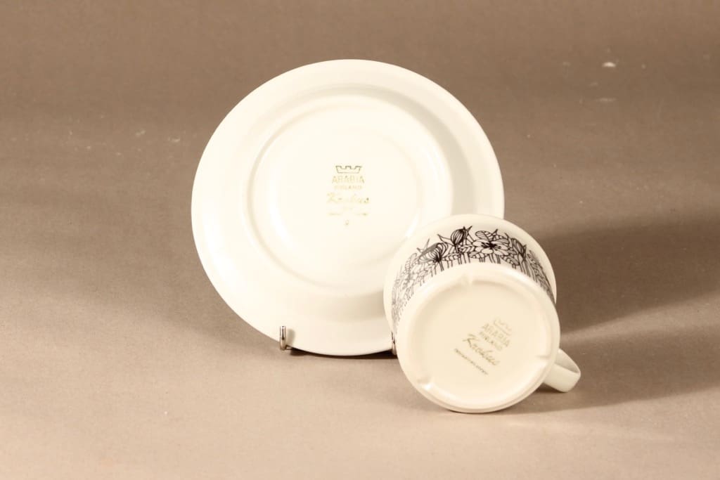 Arabia Krokus teekuppi, mustavalkoinen, suunnittelija Esteri Tomula, serikuva, kukka-aihe kuva 3