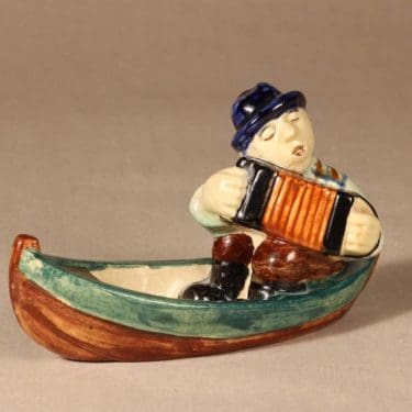 Kupittaan savi 868 figuuri, Haitarinsoittaja veneessä, suunnittelija , Haitarinsoittaja veneessä, käsinmaalattu, naivismi, signeerattu