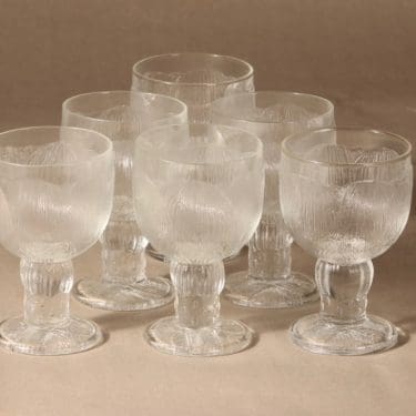 Pioni wine glass designer Oiva Toikka