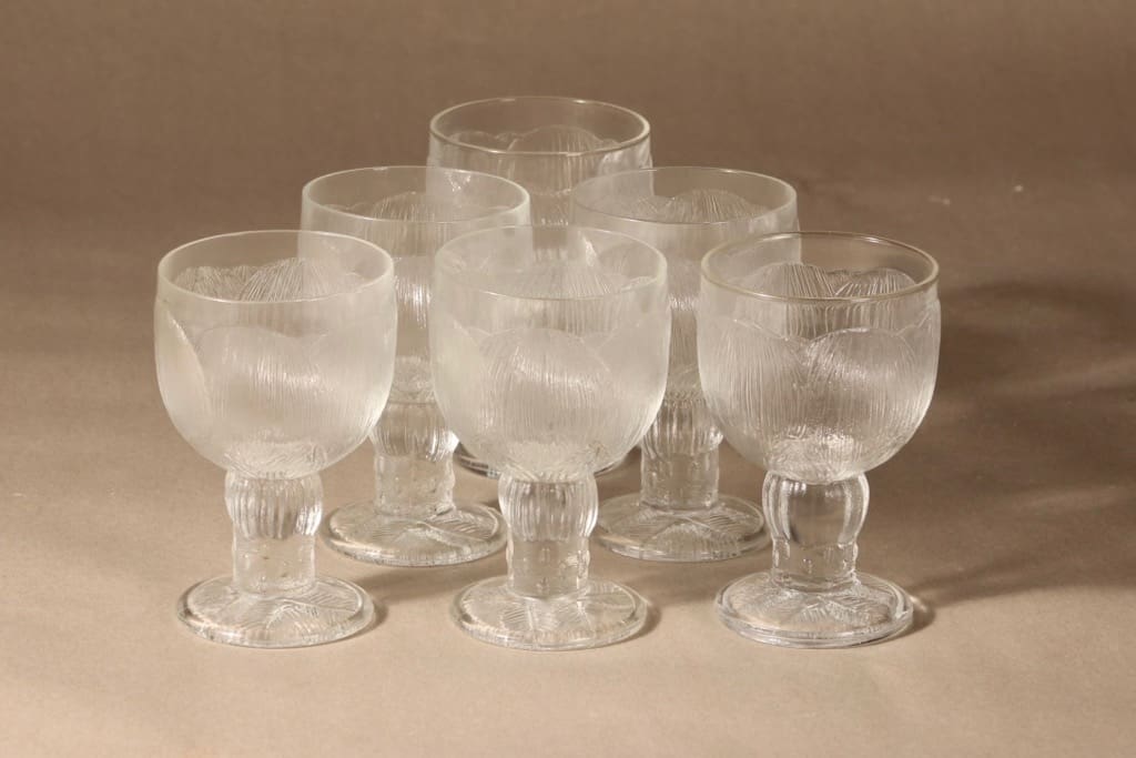 Pioni wine glass designer Oiva Toikka