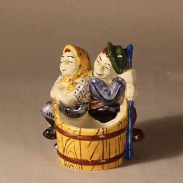 Kupittaan savi Matti ja Maija figuuri, käsinmaalattu, suunnittelija Artturi Numminen, käsinmaalattu, käsinmaalattu, naivismi, signeerattu