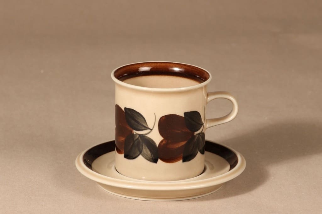 Arabia Ruija kaakaokuppi, käsinmaalattu, suunnittelija Raija Uosikkinen, käsinmaalattu, käsinmaalattu