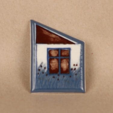 Arabia rintakoru, Oma onni, suunnittelija Heljä Liukko-Sundström, Oma onni, signeerattu, serikuva