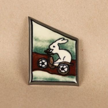 Arabia rintakoru, Onnistumisen riemu, suunnittelija Heljä Liukko-Sundström, Onnistumisen riemu, signeerattu, serikuva