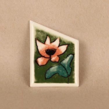 Arabia rintakoru, Vuokko, suunnittelija Heljä Liukko-Sundström, Vuokko, signeerattu, serikuva