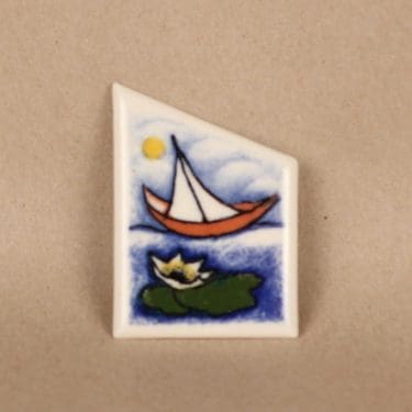 Arabia rintakoru, Matkalla, suunnittelija Heljä Liukko-Sundström, Matkalla, signeerattu, serikuva