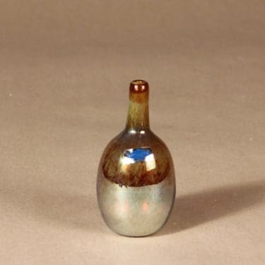 Nuutajärvi Mansikkapaikka koristepullo, signeerattu, suunnittelija Oiva Toikka, signeerattu