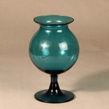 Riihimäen lasi Ruusu maljakko, jalallinen, suunnittelija Nanny Still, jalallinen, Naarmuja maljakon sisäpinnassa