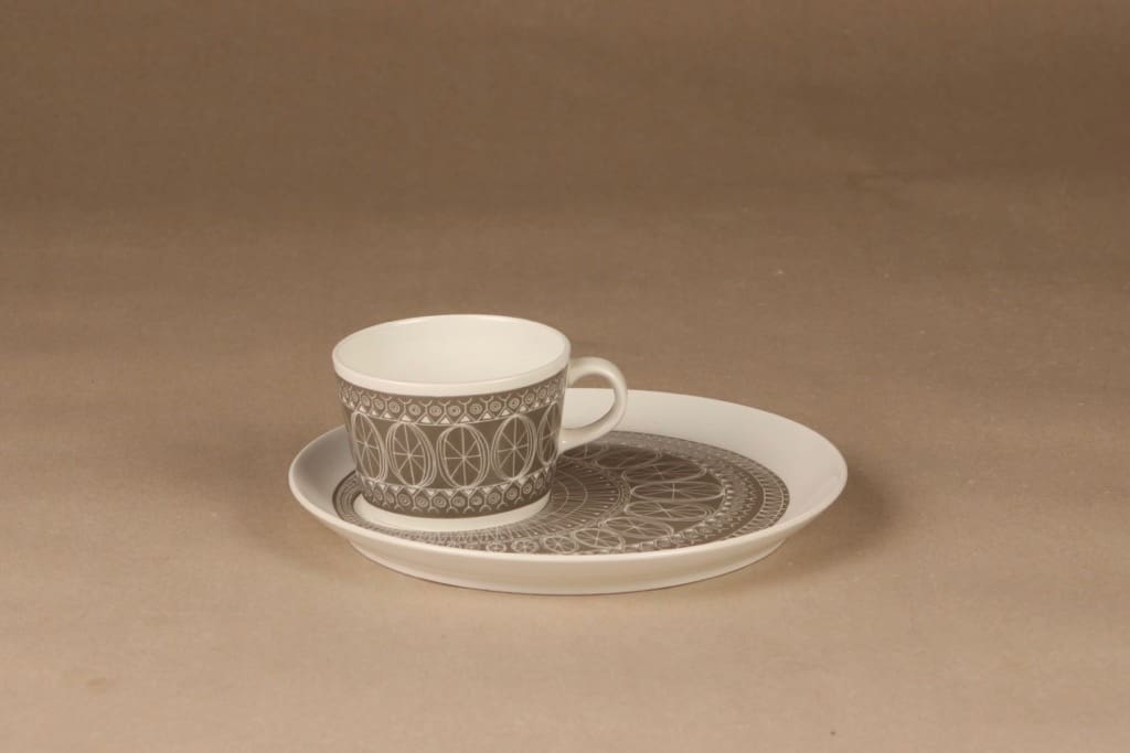 Arabia Susan kuppi ja erikoislautanen, TV-setti, suunnittelija Gunvor Olin-Grönqvist, TV-setti, serikuva