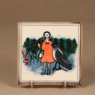 Arabia seinälaatta, Mari ja varis, suunnittelija Heljä Liukko-Sundström, Mari ja varis, signeerattu