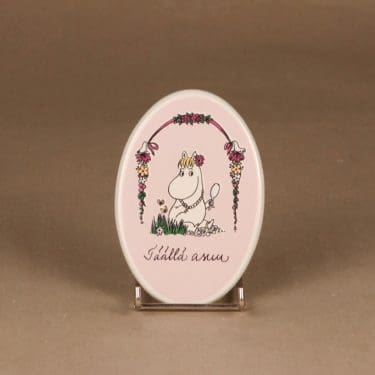 Arabia Muumi ovikyltti, Muumitytön ovilaatta, suunnittelija Tove Slotte, Muumitytön ovilaatta, Niiskuneiti