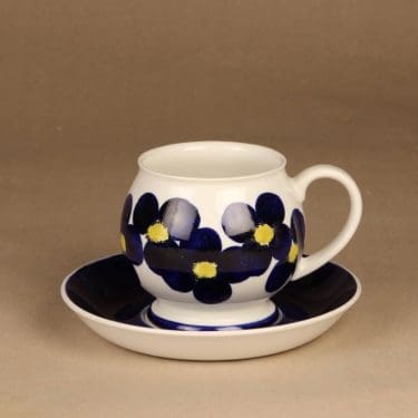 Arabia Aprilli kuppi ja lautanen, 60 cl, suunnittelija Esteri Tomula, 60 cl, käsinmaalattu, signeerattu