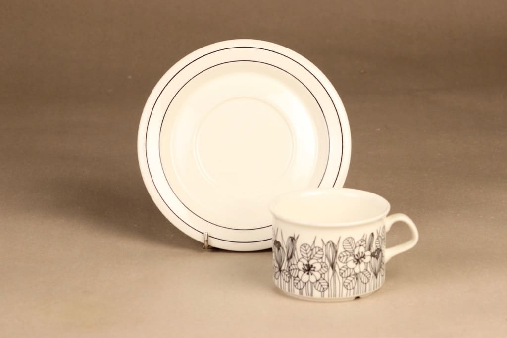 Arabia Krokus tea cup, B/W designer Esteri Tomula 2