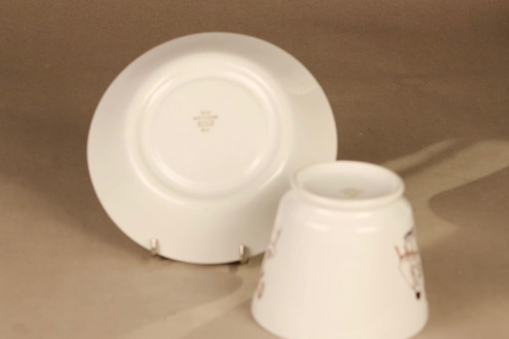 Arabia Harraste kaakaokuppi, Postimerkkeilijä, suunnittelija Raija Uosikkinen, Postimerkkeilijä, kuparipainokoriste kuva 3