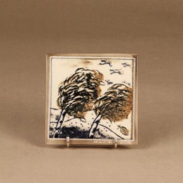 Arabia seinälaatta , Syksyn tuulessa, suunnittelija Heljä Liukko-Sundström, Syksyn tuulessa, signeerattu