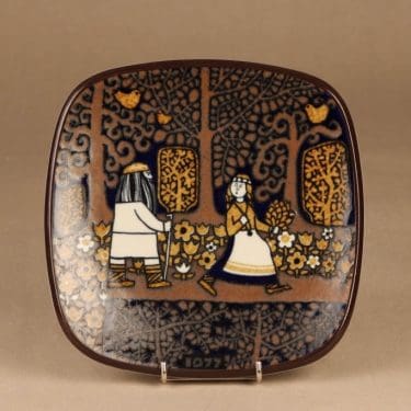 Arabia Kalevala vuosilautanen, 1977, suunnittelija Raija Uosikkinen, 1977, serikuva