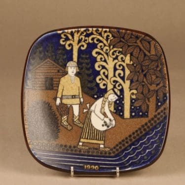 Arabia Kalevala vuosilautanen, 1990, suunnittelija Raija Uosikkinen, 1990, serikuva