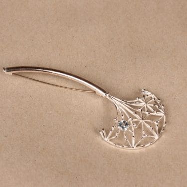 Kalevala Koru Naisen ääni rintakoru, hopea, suunnittelija Kirsti Doukas,