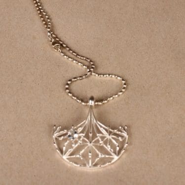 Kalevala Koru Naisen ääni riipus, hopea, suunnittelija Kirsti Doukas, kaulakoru