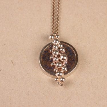 Kultakeskus riipus, suunnittelija Nanny Still, kaulakoru