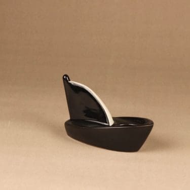 Arabia HLS tuikkuvene, mustavalkoinen, suunnittelija Heljä Liukko-Sundström, kynttilänjalka, vene