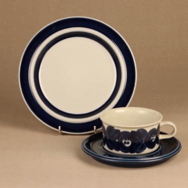 Arabia Anemone teekuppi ja lautaset, käsinmaalattu, suunnittelija Ulla Procope, käsinmaalattu, käsinmaalattu