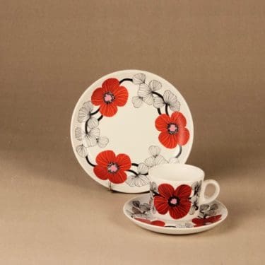 Arabia Isokukka kahvikuppi ja lautaset, punainen, suunnittelija Esteri Tomula, kukka, retro
