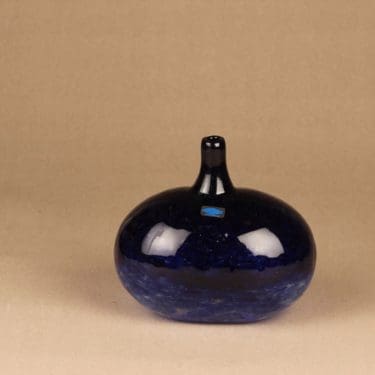 Nuutajärvi Mansikkapaikka koristepullo, signeerattu, suunnittelija Oiva Toikka, signeerattu