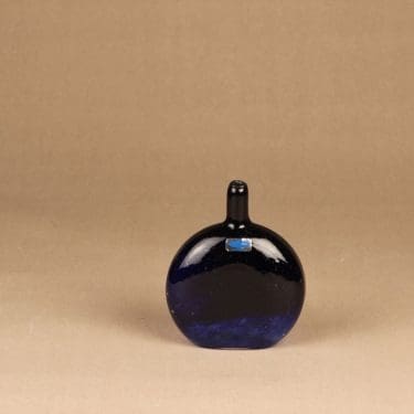 Nuutajärvi Mansikkapaikka koristepullo, signeerattu, suunnittelija Oiva Toikka, signeerattu