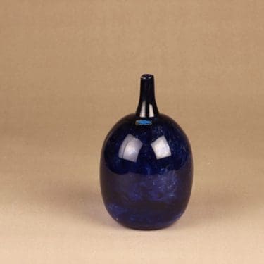 Nuutajärvi Mansikkapaikka koristepullo, signeerattu, suunnittelija Oiva Toikka, signeerattu