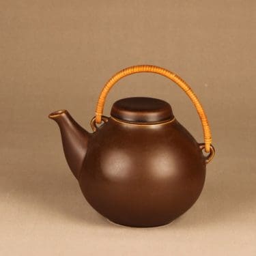 Arabia GA3 teekaadin, rottinkikahvalla, suunnittelija Ulla Procope, rottinkikahvalla, teekannu