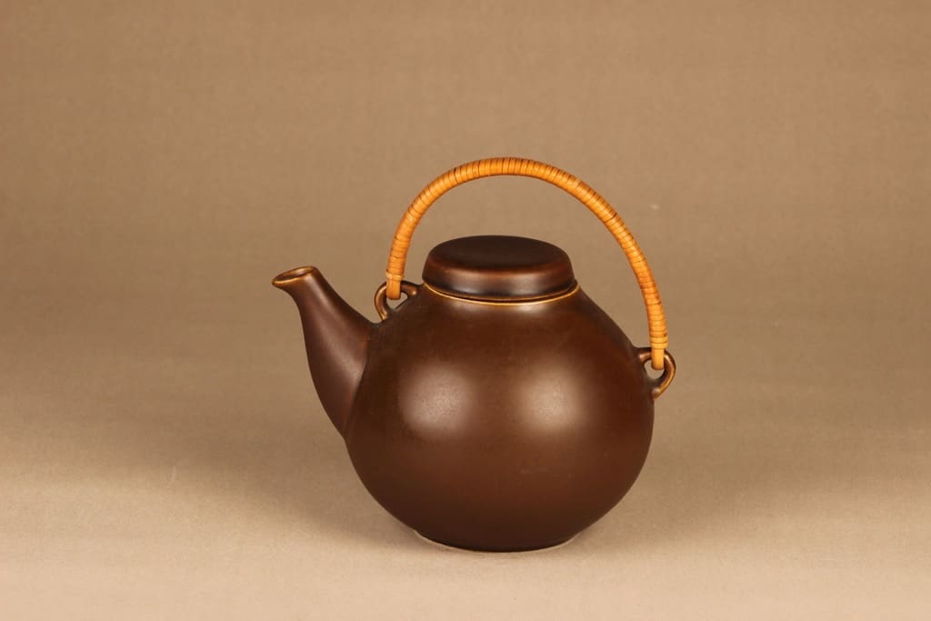 Arabia GA3 teekaadin, rottinkikahvalla, suunnittelija Ulla Procope, rottinkikahvalla, teekannu