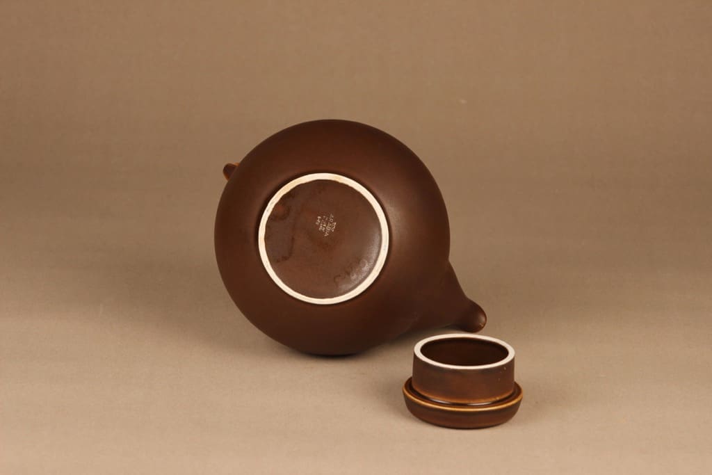 Arabia GA3 teekaadin, rottinkikahvalla, suunnittelija Ulla Procope, rottinkikahvalla, teekannu kuva 2