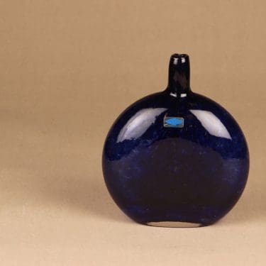 Nuutajärvi Mansikkapaikka art glass bottle, signed designer Oiva Toikka