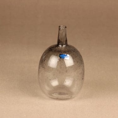 Nuutajärvi Mansikkapaikka koristepullo, signeerattu, suunnittelija Oiva Toikka, signeerattu