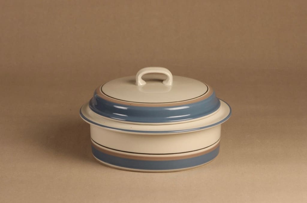 Arabia Uhtua vuoka, kannellinen, suunnittelija Inkeri Leivo, kannellinen, raitakoriste, pyöreä