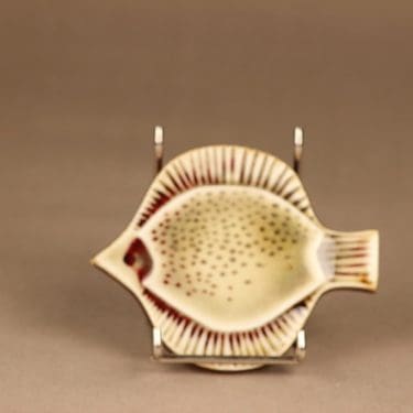 Arabia Kala koristelaatta, käsinmaalattu, suunnittelija Gunvor Olin-Grönqvist, käsinmaalattu, signeerattu