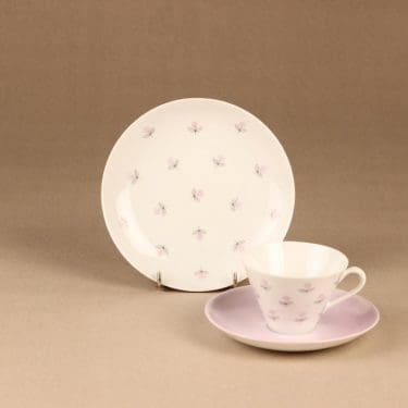 Arabia Monica kahvikuppi ja lautaset, käsinmaalattu, suunnittelija Esteri Tomula, käsinmaalattu, signeerattu, kukka