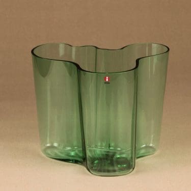 Iittala Aalto  maljakko, vihreä, suunnittelija Alvar Aalto, vihreä, konesigneeraus