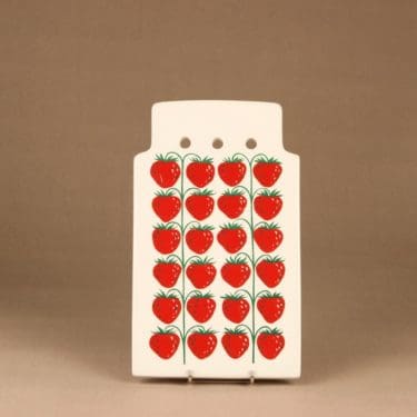 Arabia Pomona mansikka household plate, red, designer Raija Uosikkinen, silk screening, strawberry, chopping board