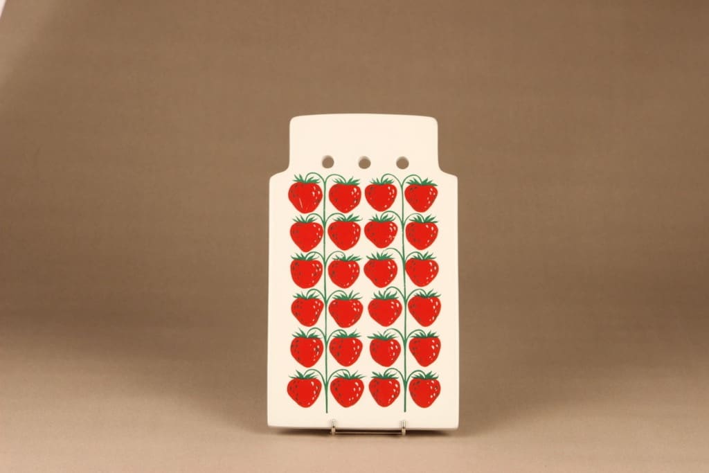 Arabia Pomona mansikka household plate, red, designer Raija Uosikkinen, silk screening, strawberry, chopping board