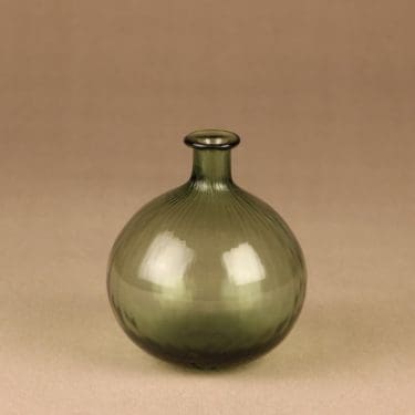 Riihimäen lasi Neptuna pullo, vihreä, suunnittelija Nanny Still,