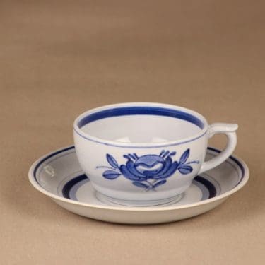 Arabia Blue Rose teekuppi, käsinmaalattu, suunnittelija Svea Granlund, käsinmaalattu, kukka-aihe