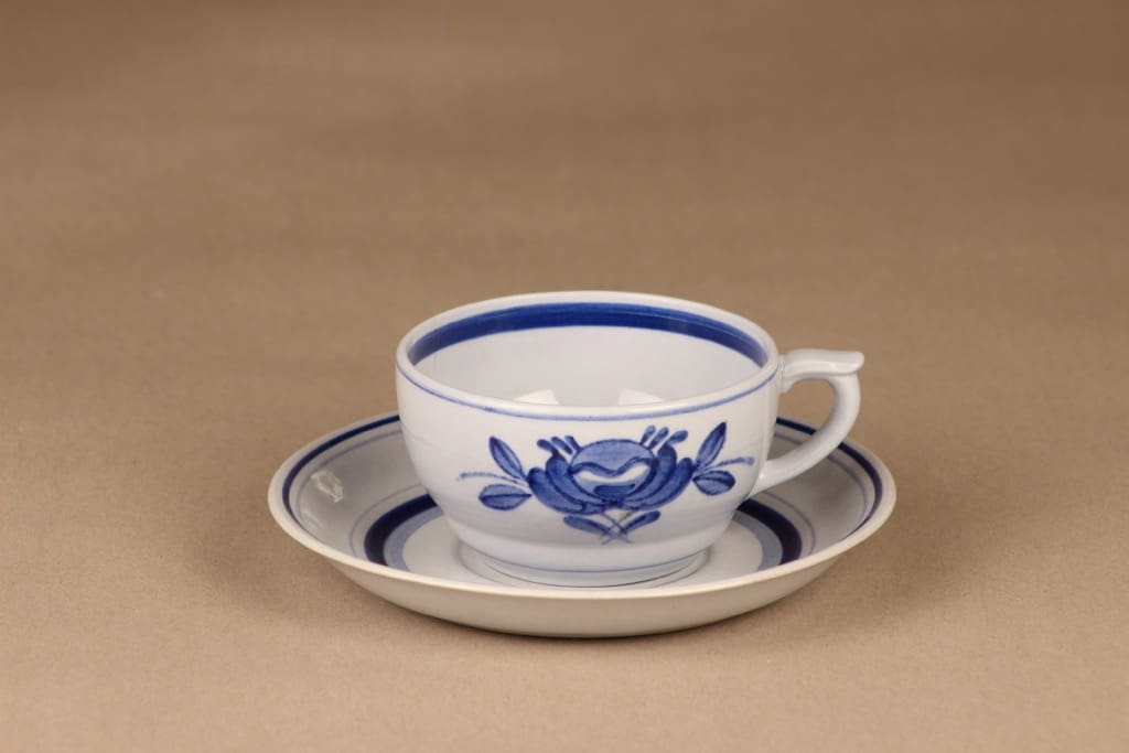 Arabia Blue Rose teekuppi, käsinmaalattu, suunnittelija Svea Granlund, käsinmaalattu, kukka-aihe