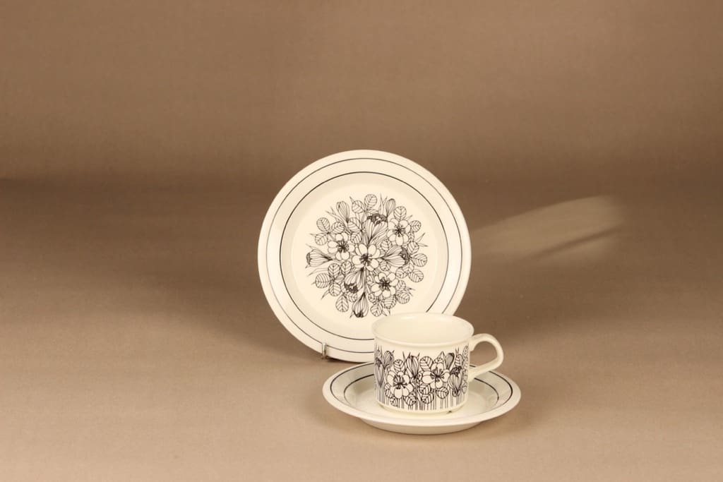 Arabia Krokus coffee cup and plates designer Esteri Tomula