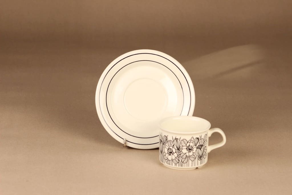 Arabia Krokus coffee cup and plates designer Esteri Tomula 3